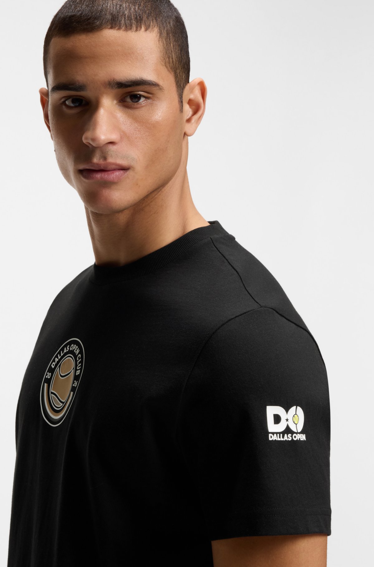 Camiseta solta em algodão com arte de tênis