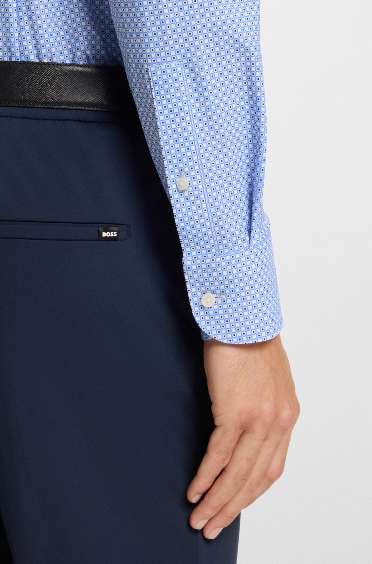 Camisa slim-fit estampada em malha de desempenho com elastano