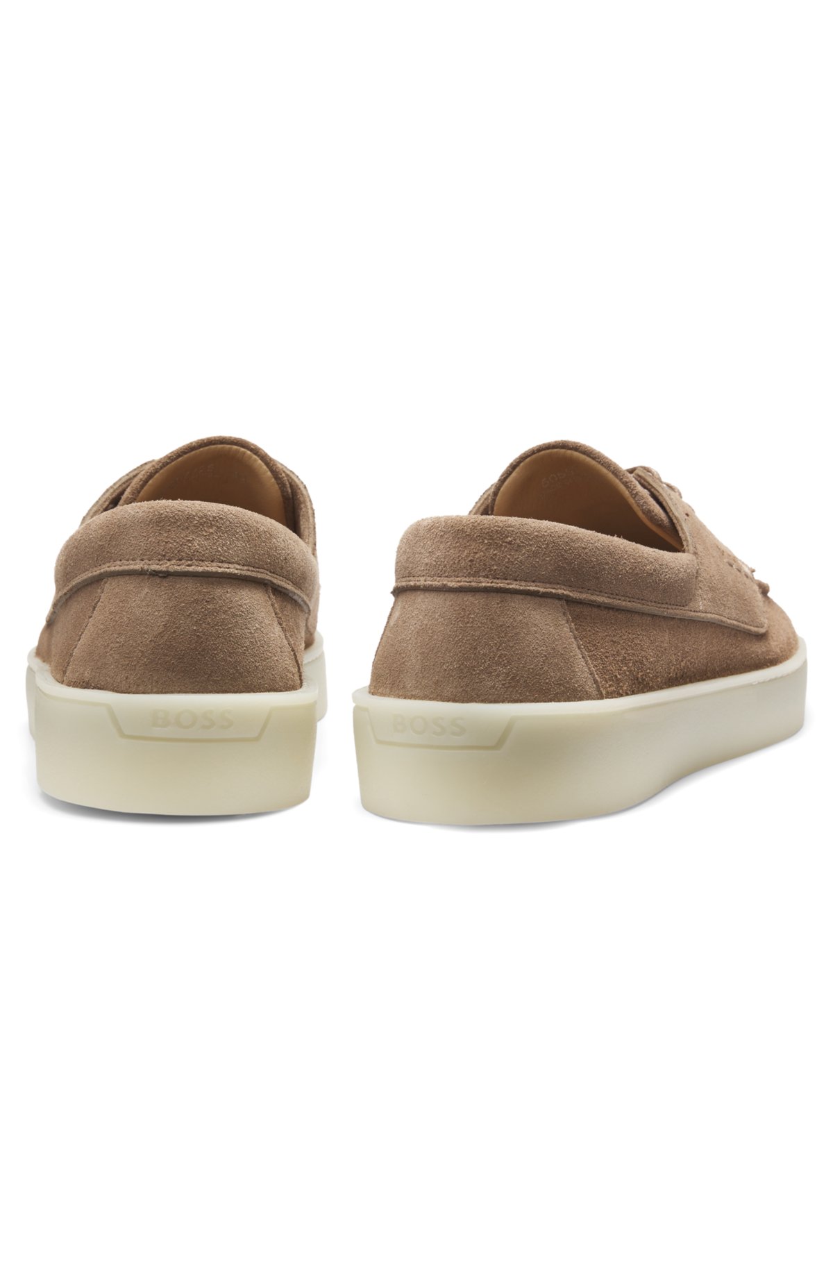 Mocassins de camurça com sola levemente translúcida
