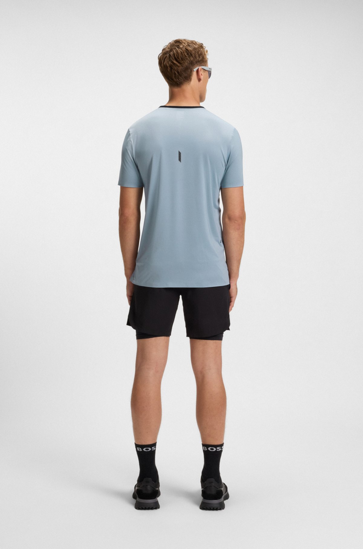 Camiseta de malha ativa com detalhes reflexivos decorativos