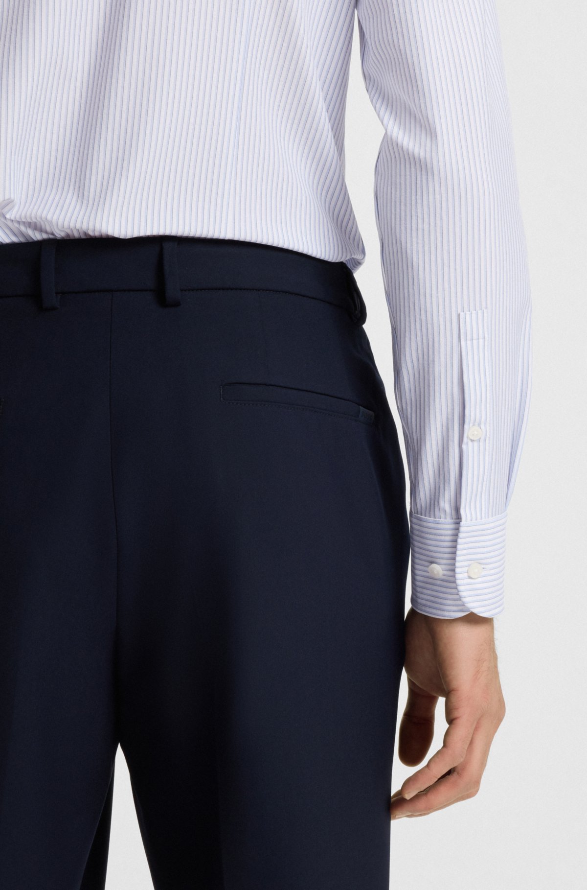 Camisa slim-fit listrada em tecido com elasticidade performance