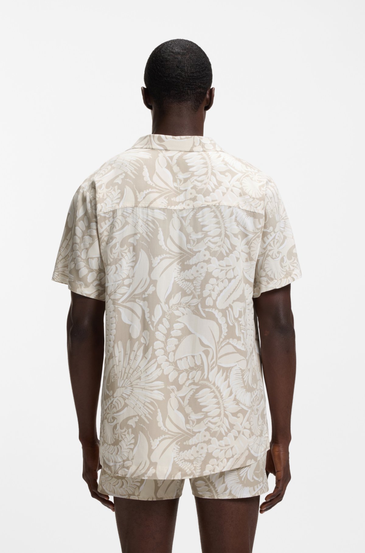 Camisa com corte regular com estampa em todo o tecido