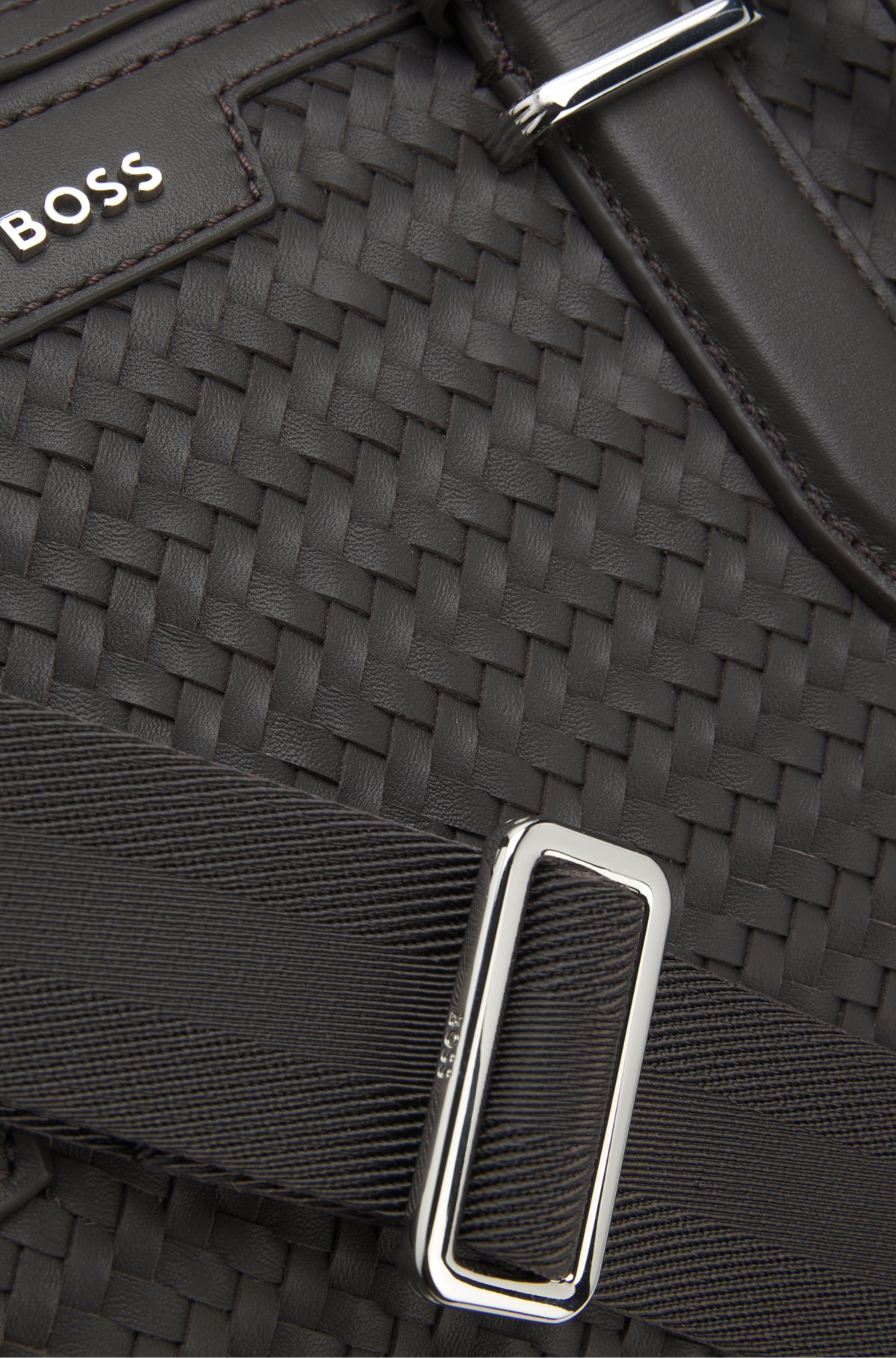 Bolsa de couro entrelaçado com logotipo prateado