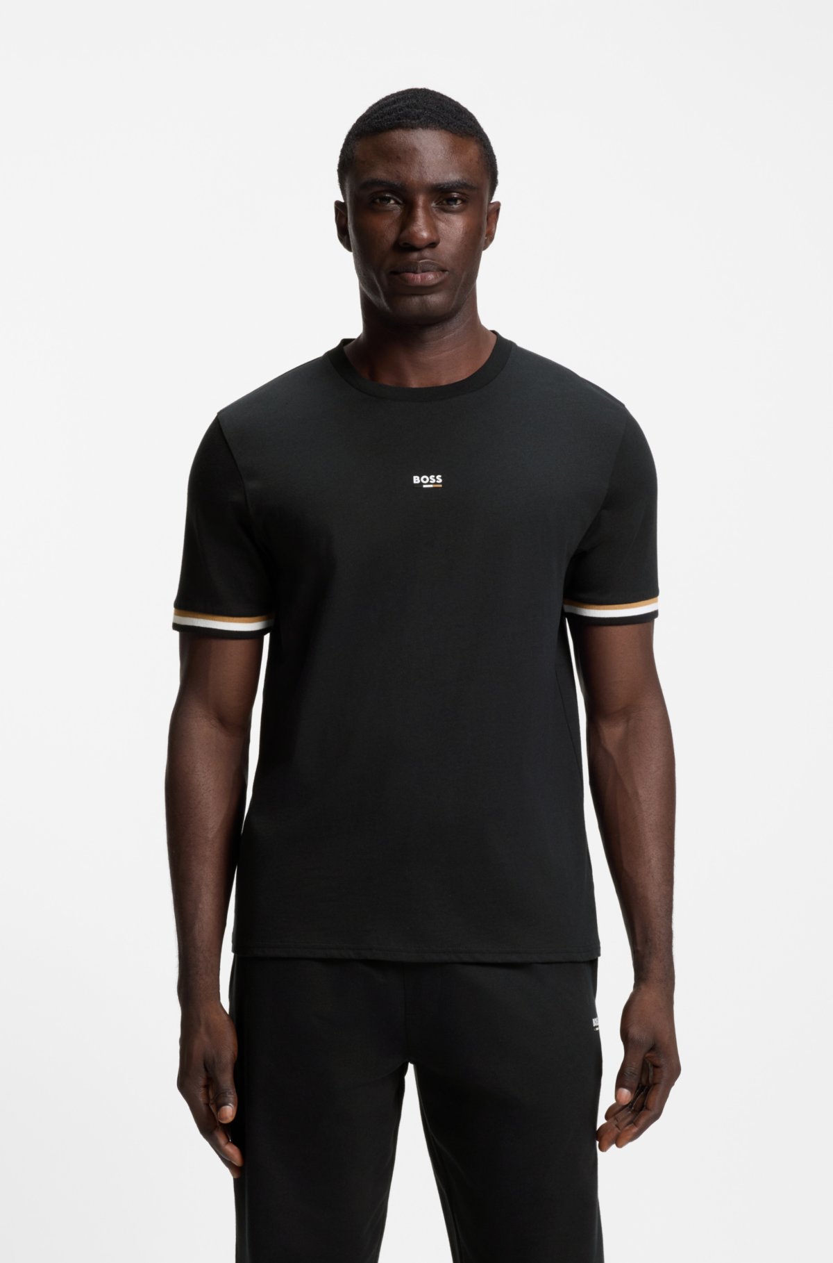 Camiseta de algodão com estampa e listras características
