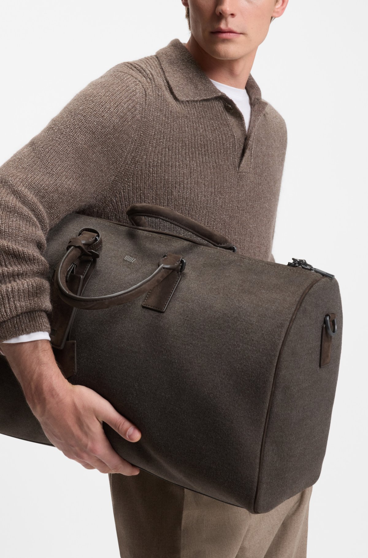 Bolsa de viagem em tecido macio com detalhes em couro