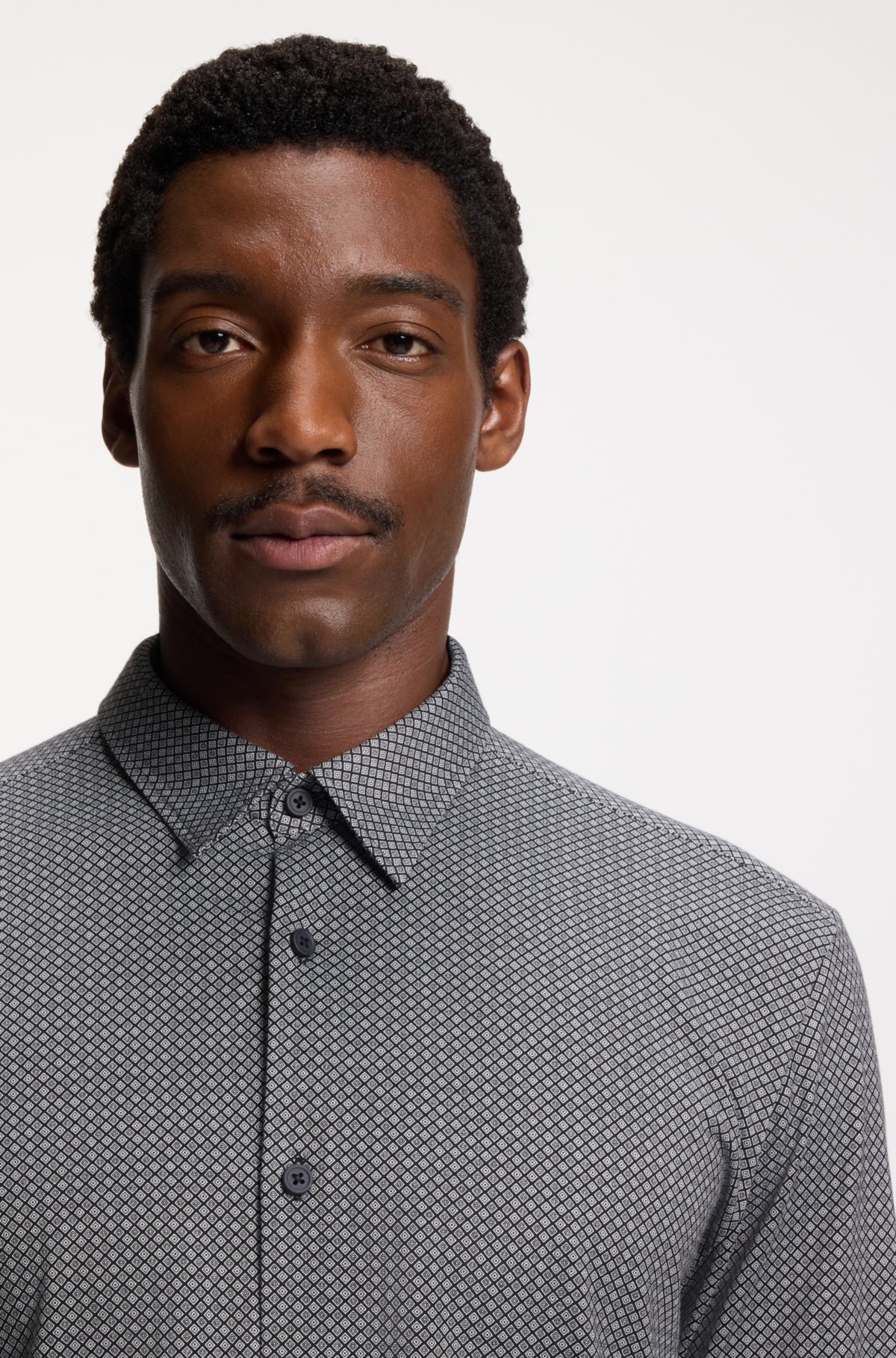Camisa slim-fit estampada em tecido flex-weave