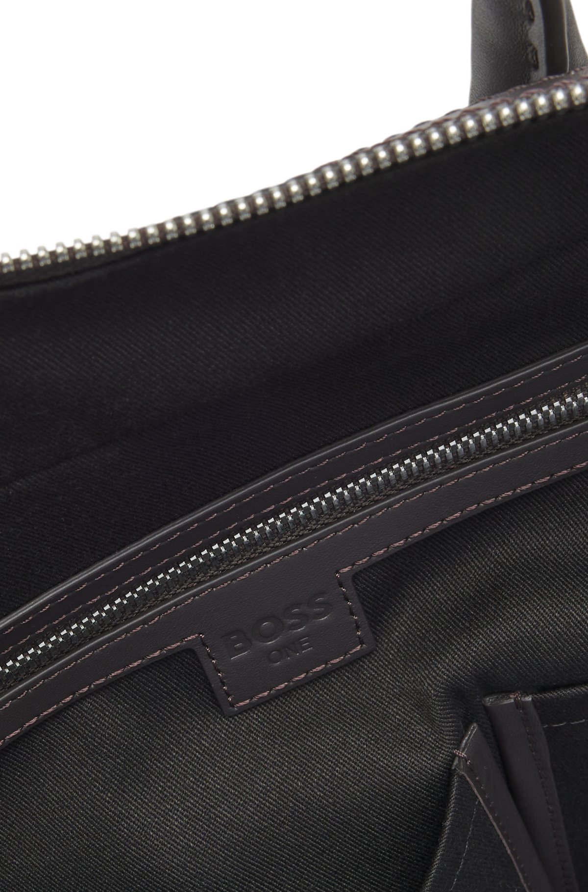Bolsa de couro entrelaçado com logotipo prateado