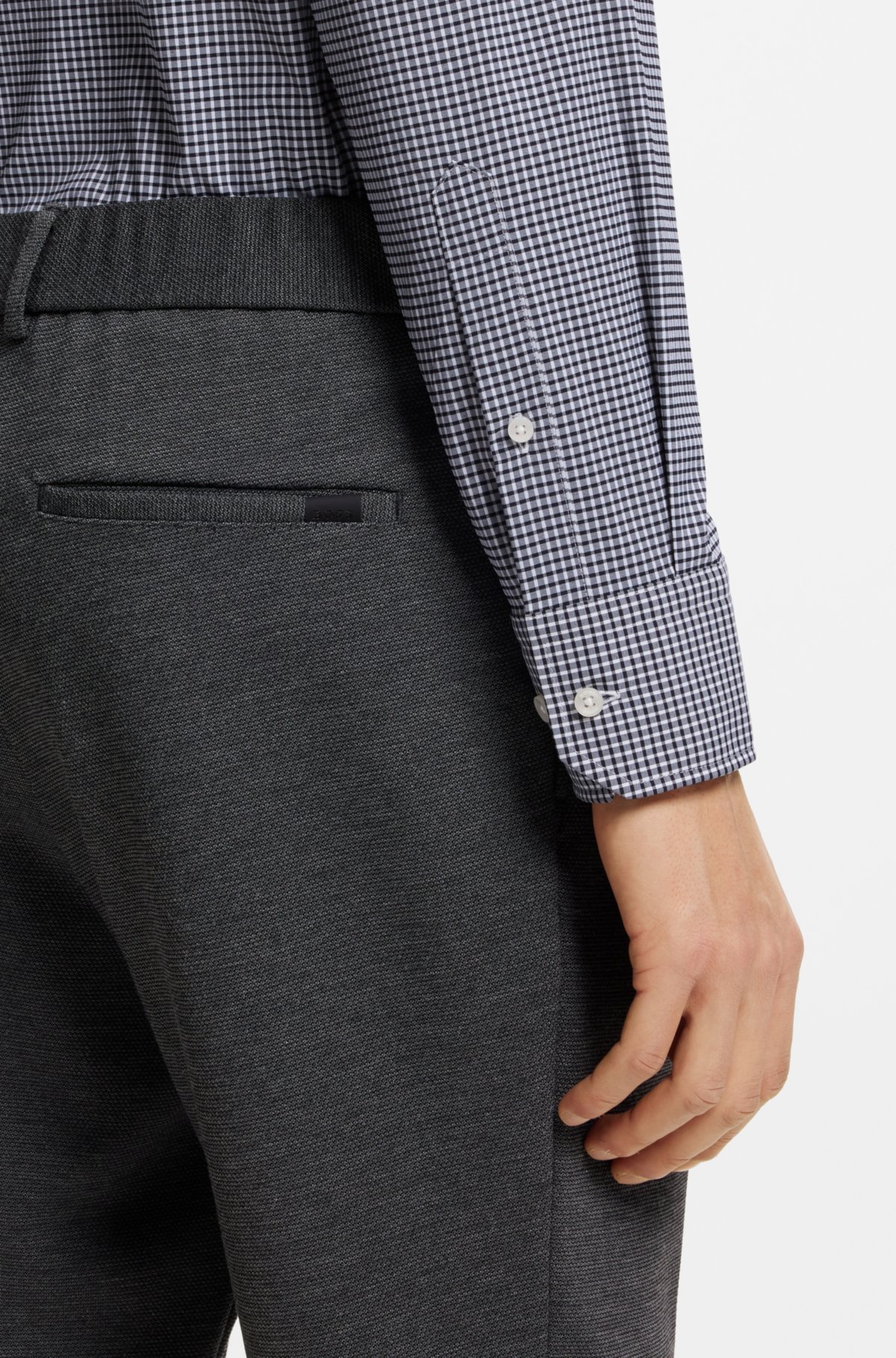 Camisa regular-fit listrada em tecido com elasticidade performance