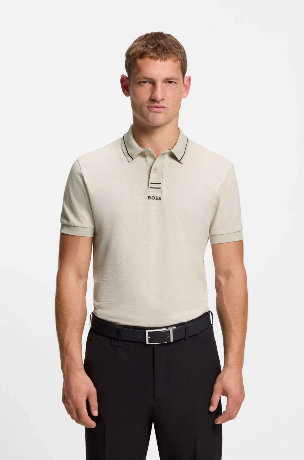 Camiseta polo slim-fit com logo central em malha de algodão piqué
